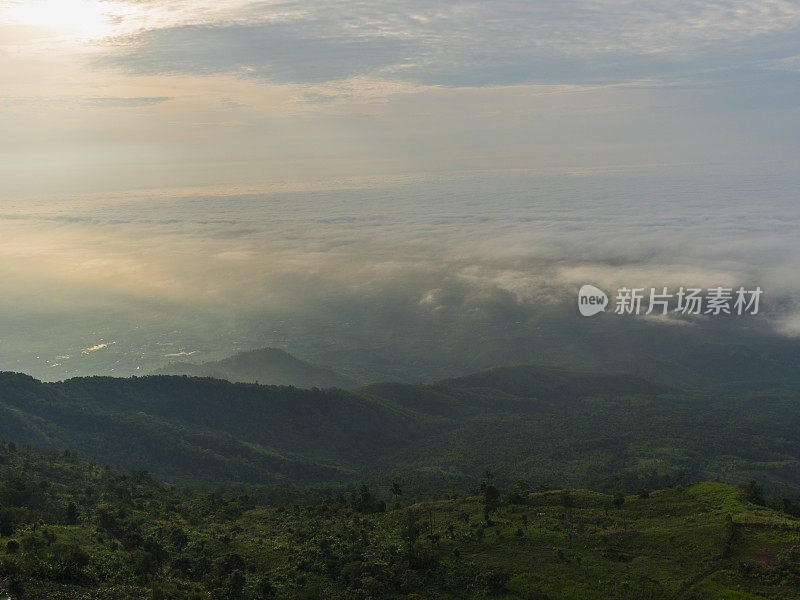 雾和云山景观与早晨的阳光