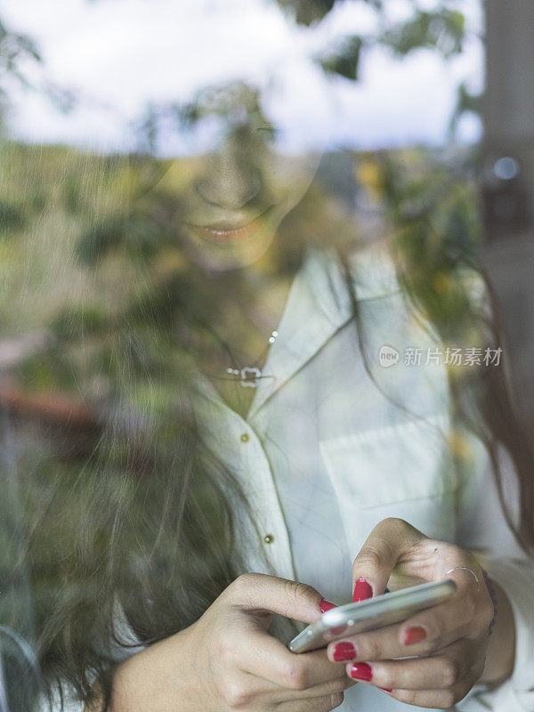 在窗口打电话的女人