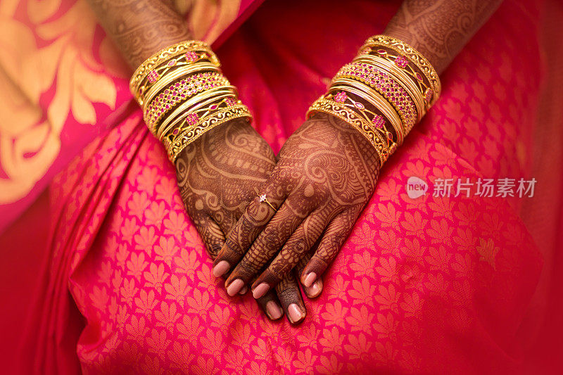 装饰精美的印度新娘的手。