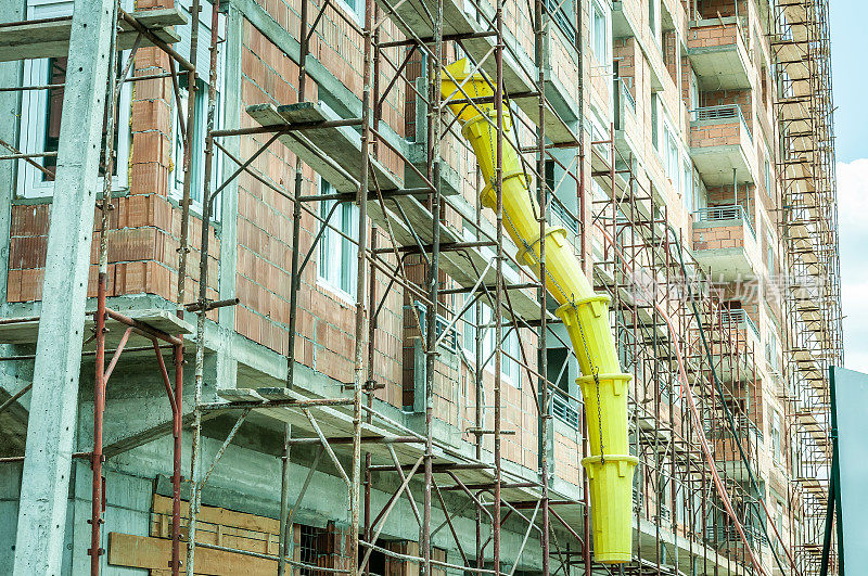 建筑施工现场塑料黄套废料管用于安全处置建筑废料。