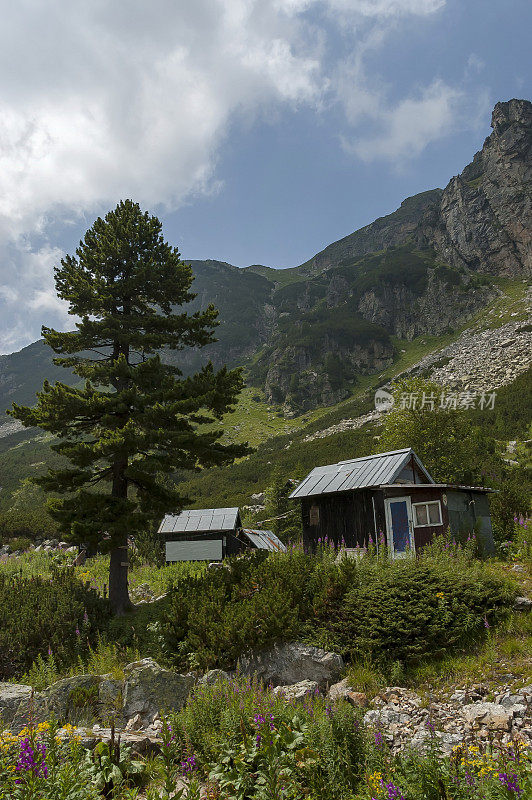 在通往瑞拉山马利奥维查峰的生态步道上，可以看到旧木屋、宿营或客栈旁的平房