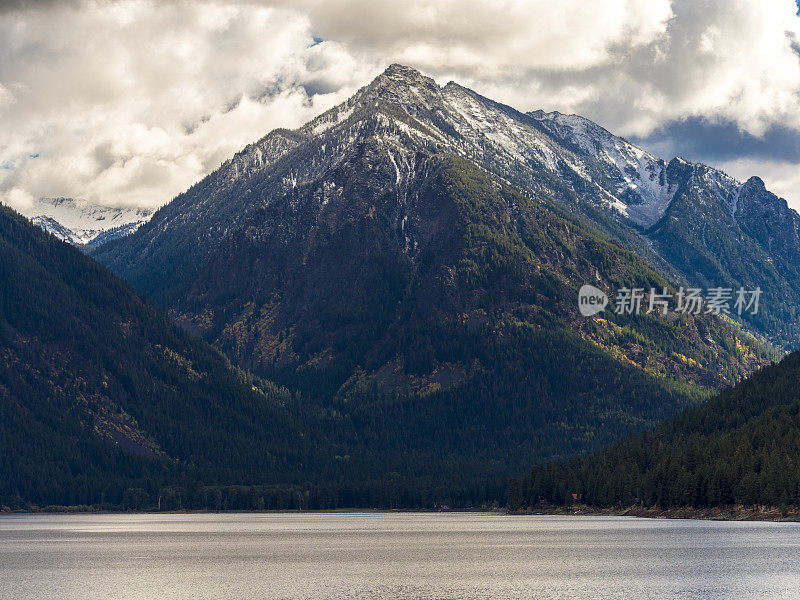 沃洛瓦湖俄勒冈州沃洛瓦山多云的早晨