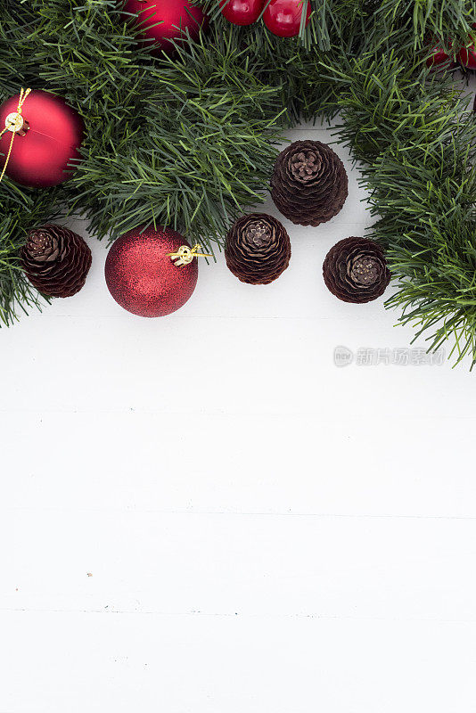 圣诞装饰物和松果的背景