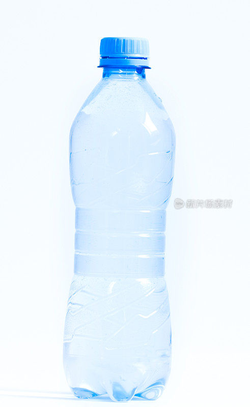 塑料水瓶呈锯齿状涂在白色上