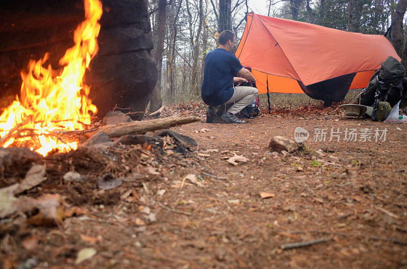 一名男子在露营地背包