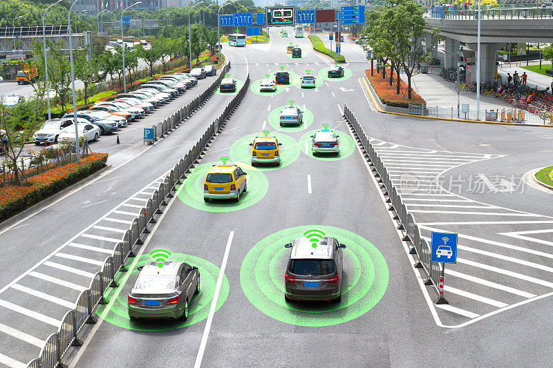 智能汽车(HUD)和自动驾驶模式的车辆在地铁城市道路与图形传感器信号。