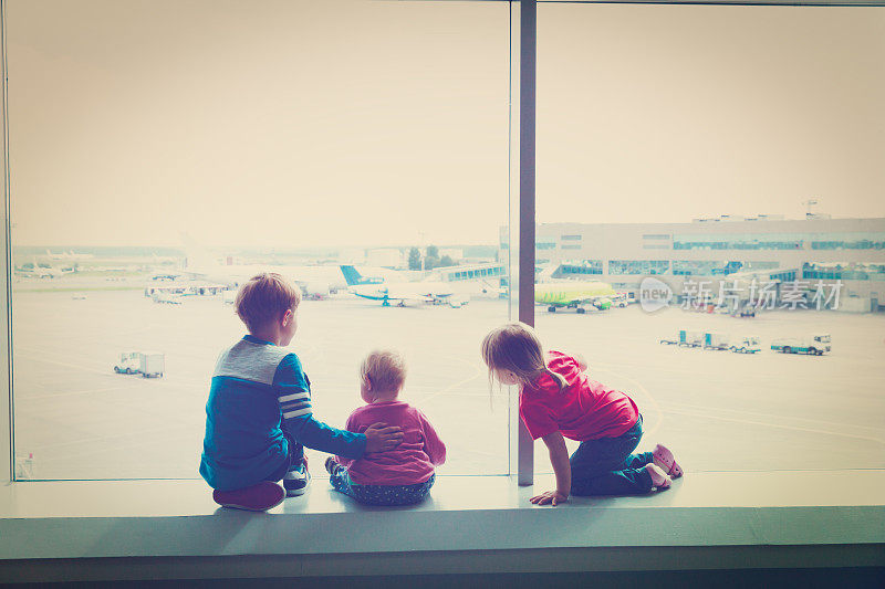 孩子们在机场等飞机