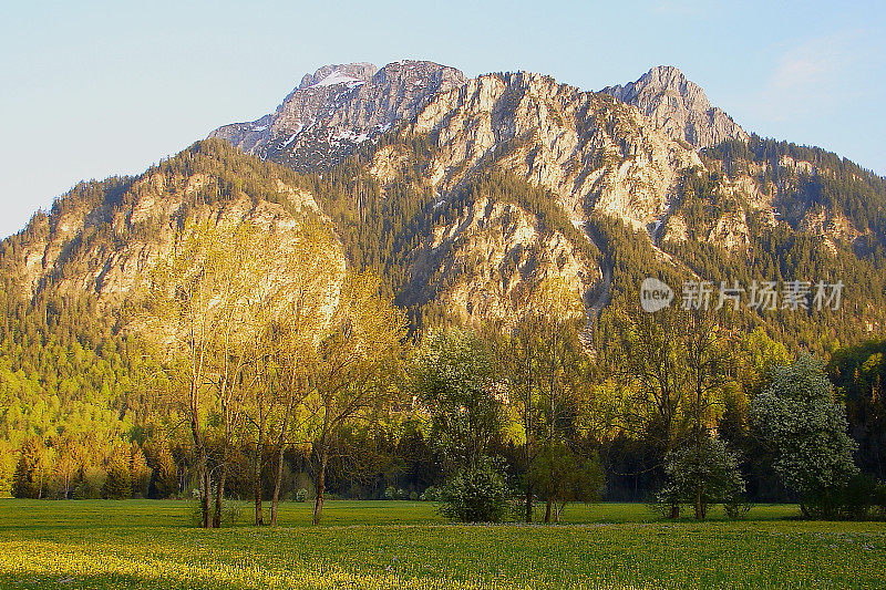 德国巴伐利亚富森，秋天的巴伐利亚阿尔卑斯山，卡文德尔山脉田园诗般的风景
