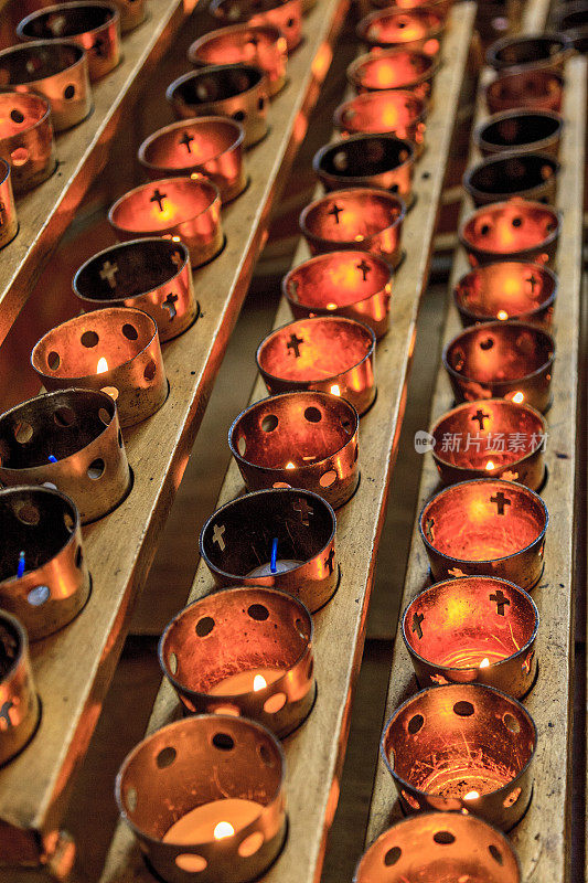 教堂里一排排点燃的蜡烛