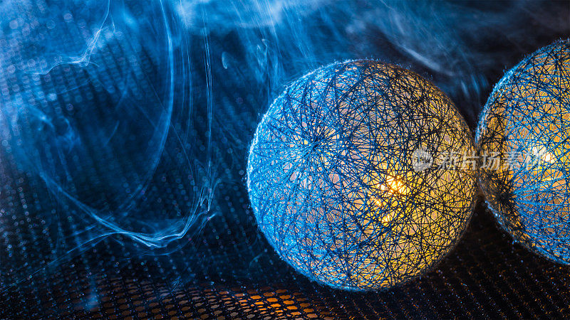 特写的球从黑色纤维在一个密集的烟雾网