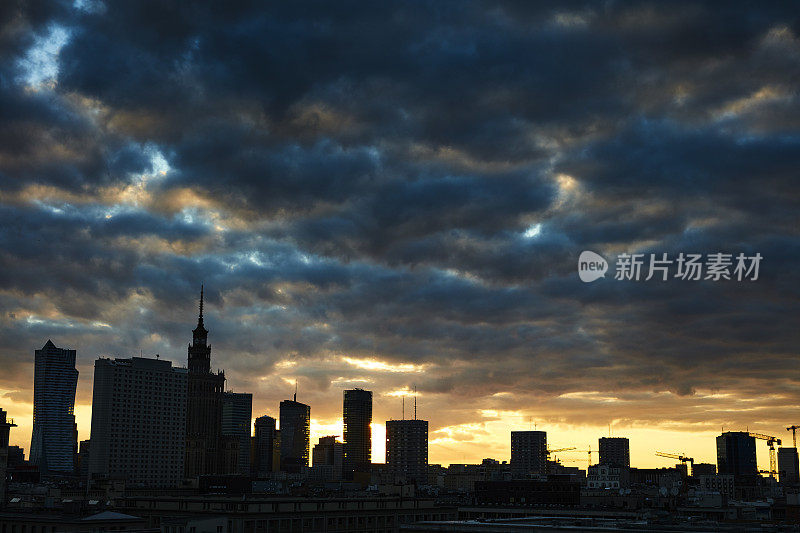 城市上空的浪漫日落。屋顶的观点