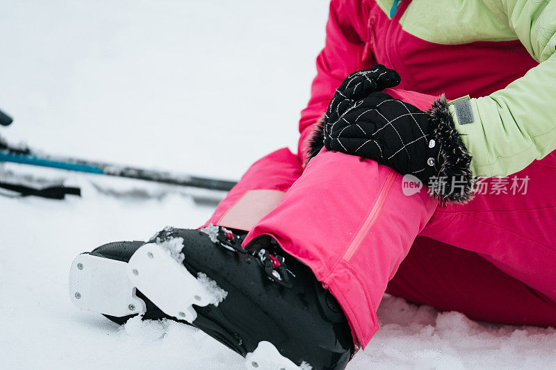 滑雪摔断腿