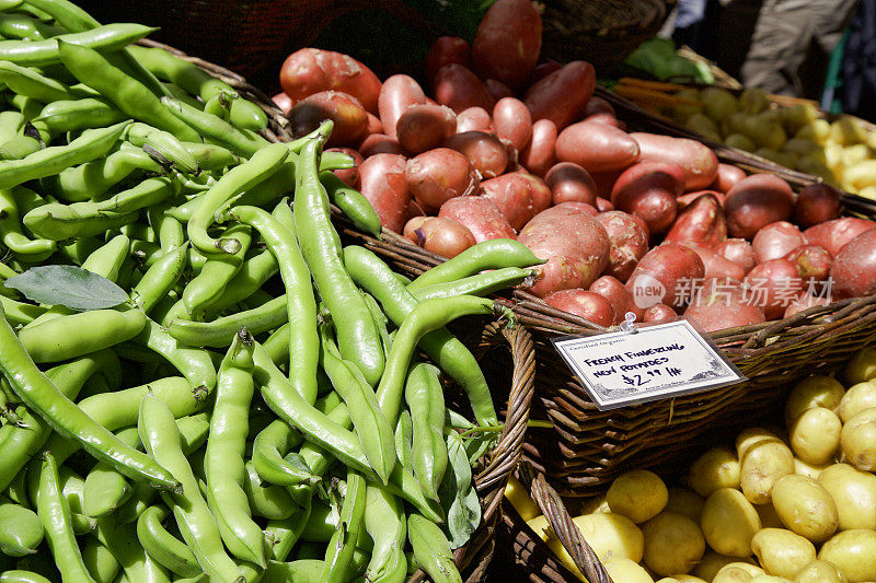蚕豆和土豆在农贸市场