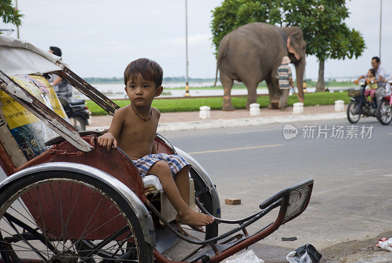 柬埔寨男孩在黄包车在金边