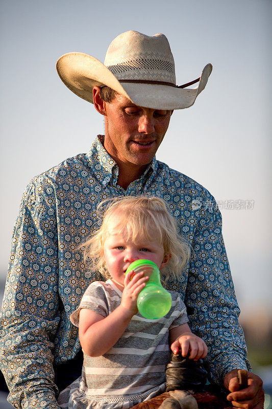 牛仔爸爸和两岁的女孩