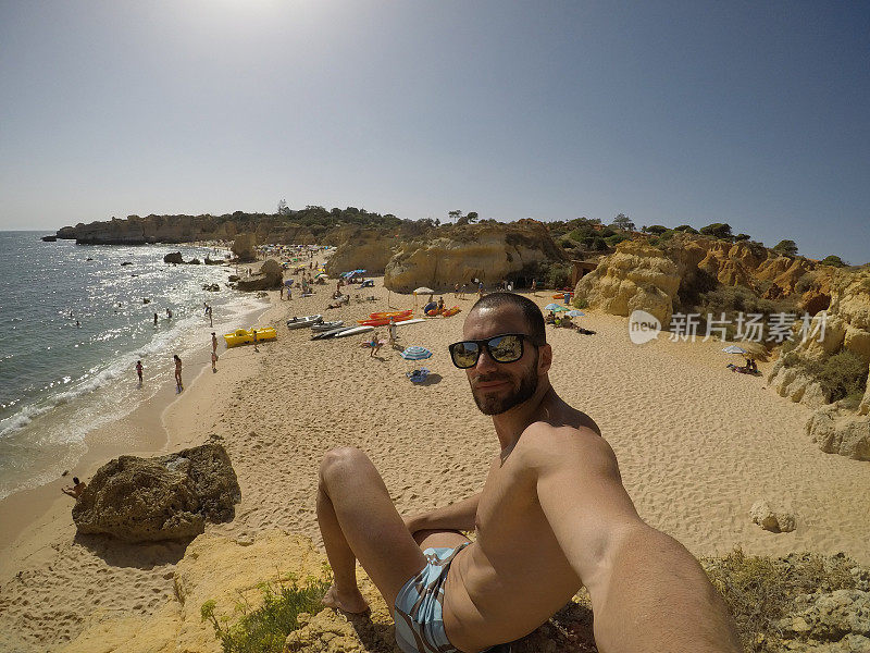 一个人在葡萄牙阿尔加维的海滩上自拍
