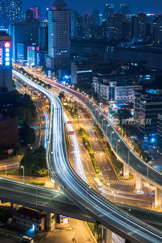中国上海夜间交通灯轨迹的全景