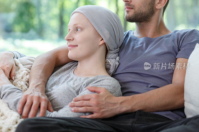丈夫拥抱身患癌症的妻子