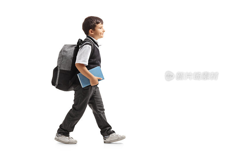 一个背着书包走路的男生