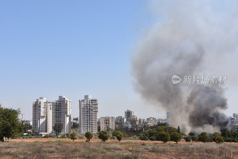 城市附近的田野着火了