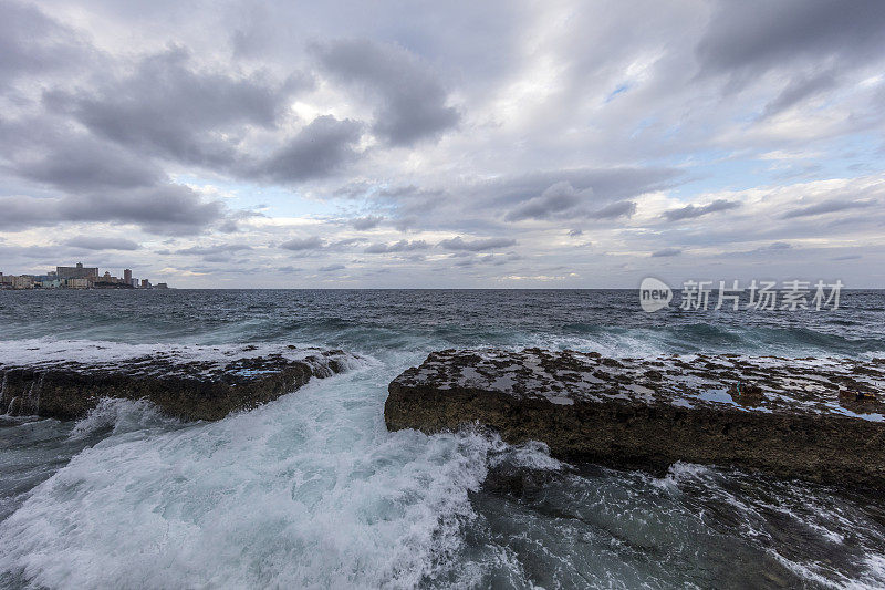 在古巴哈瓦那，海水撞击着马雷孔河岸的岩石