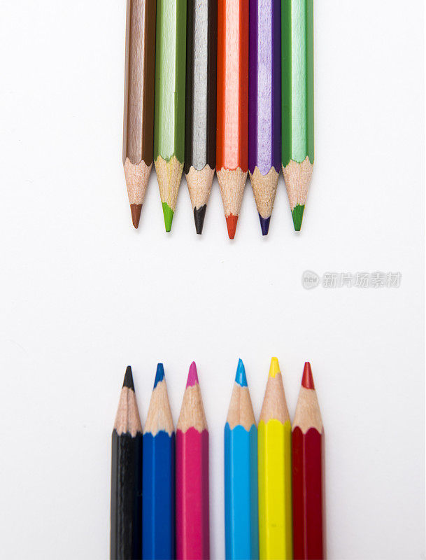 在白色背景上的一排彩色铅笔的高角度视图