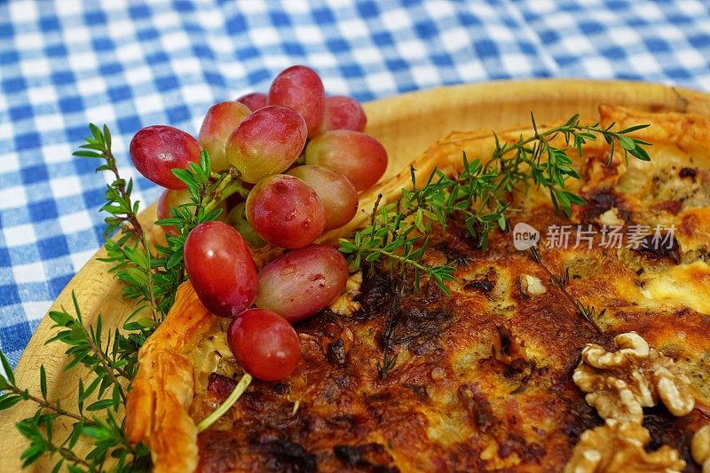 家乡菜。蛋饼配梨、葡萄和核桃。