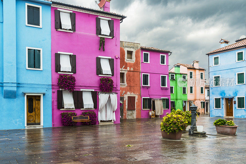 布拉诺意大利五颜六色的建筑在雨中