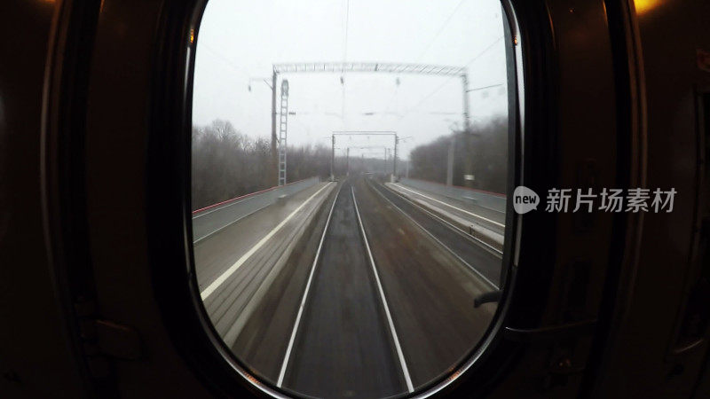 从窗口看到最后一节或几节火车车厢，枕木和铁轨跑向远方