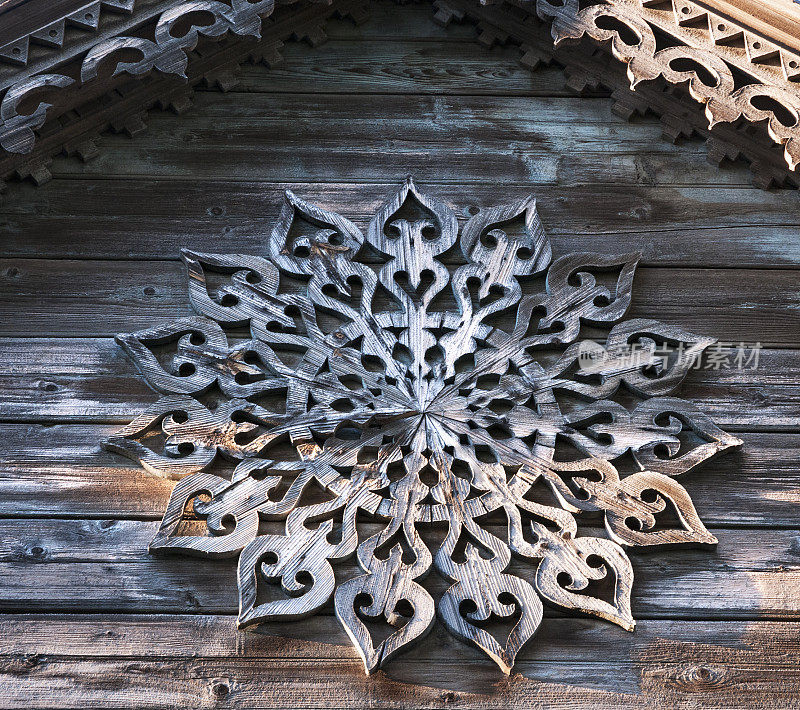 阿斯特拉罕市的俄罗斯老木屋外立面上的珠宝元素