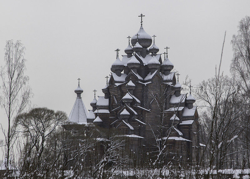 冬天正统的木制教堂