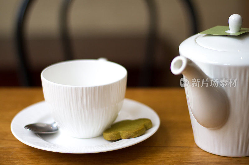 下午茶:白色茶壶、茶杯和茶碟;饼干