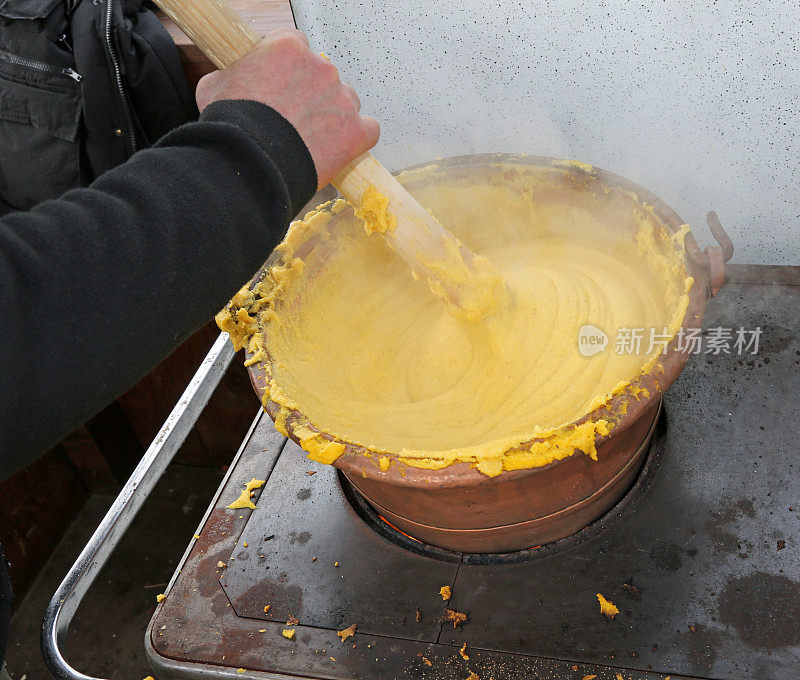 带有黄色玉米粥的大铜锅，意大利北部的一道典型菜肴