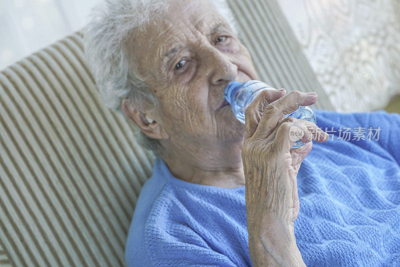 老年妇女喝水