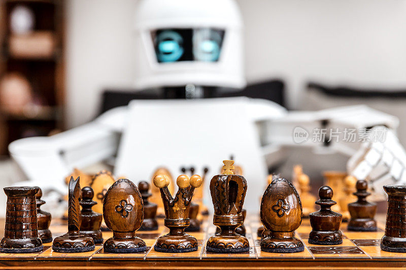 自主半机械人或机器人正在下棋，概念策略或自适应亲吻与国际象棋计算机