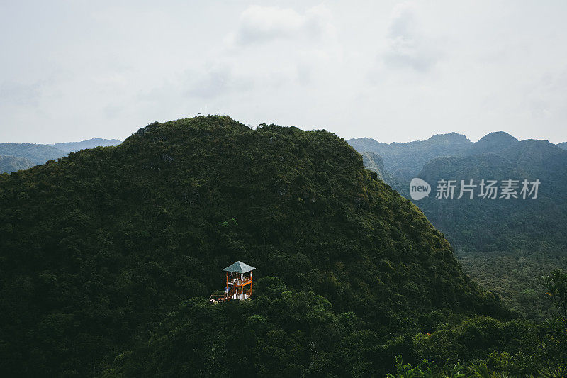 孤独的建筑，隐藏在越南吉巴岛的丛林中