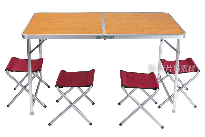 露营折叠桌以白色为背景，摊开摆放，其次是折叠椅，四把红椅子