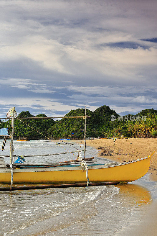向北看糖滩-黄色的当地邦加船搁浅。Sipalay-Philippines。0477