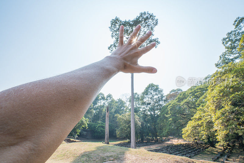 Pov的人的手伸向太阳，能源人环境旅游概念暹粒，亚洲。