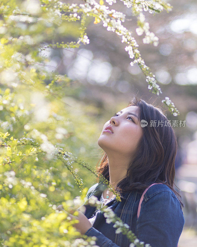 期待光明前途的年轻女子