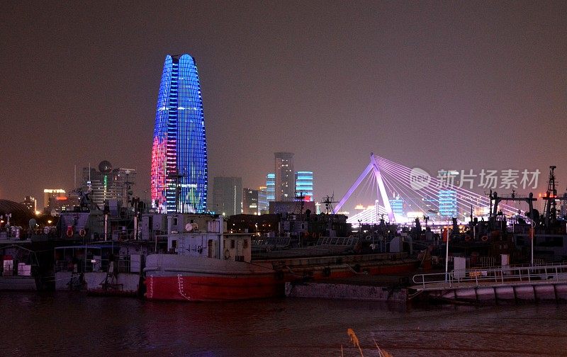 宁波财富中心塔和外滩大桥夜景，浙江省