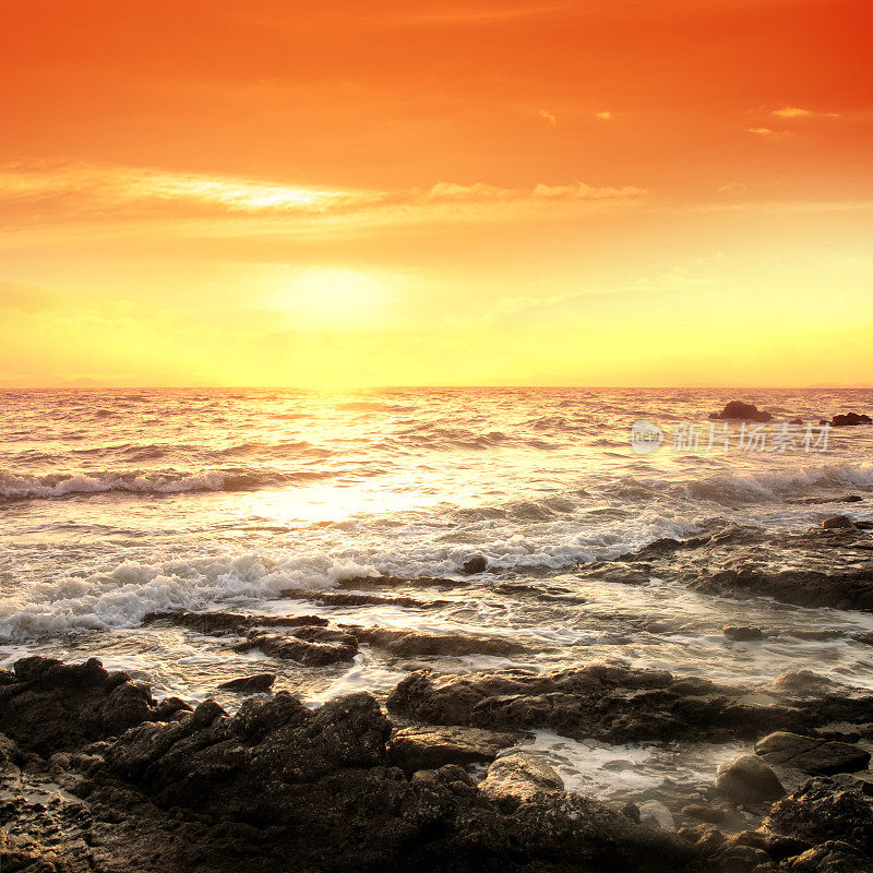普吉岛多云的日落天空上的海景和海浪