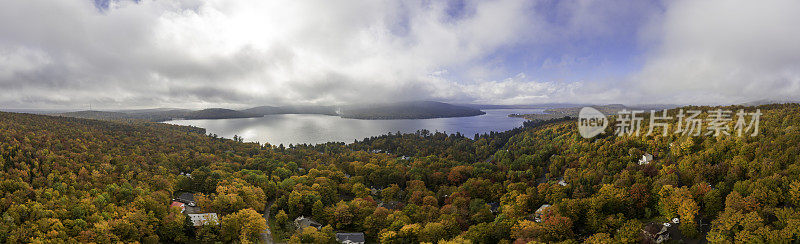 航空全景图在秋天的Lac圣约瑟夫，魁北克，加拿大