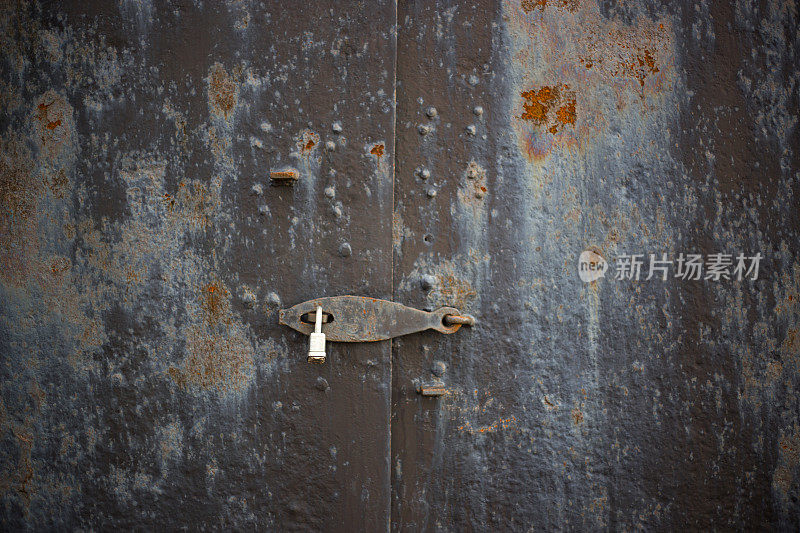 银挂锁上沉重的钢铁古董门