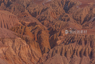 干旱红橙色砂石岩形成的河谷，Mustang，喜马拉雅山，卡格贝尼，卡利甘达基