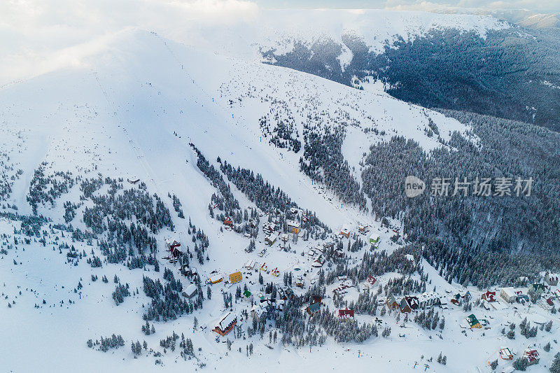 空中飞行高山云彩日出美丽的晨峰