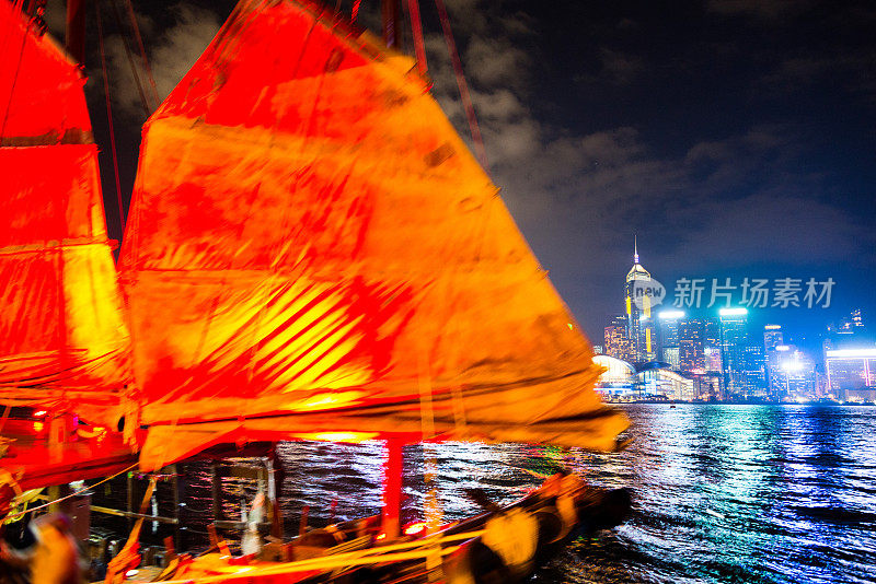 维多利亚港的一艘中国舢板船