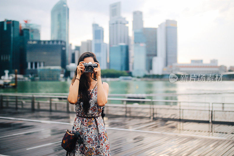 年轻时尚的新加坡单身女旅行者