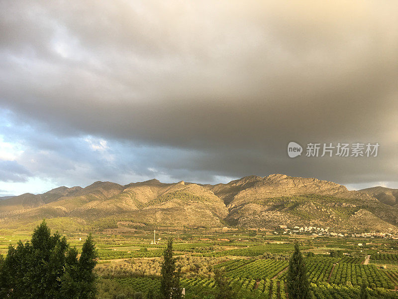 西班牙科斯塔布兰卡奥尔巴附近的夏季风景和山脉