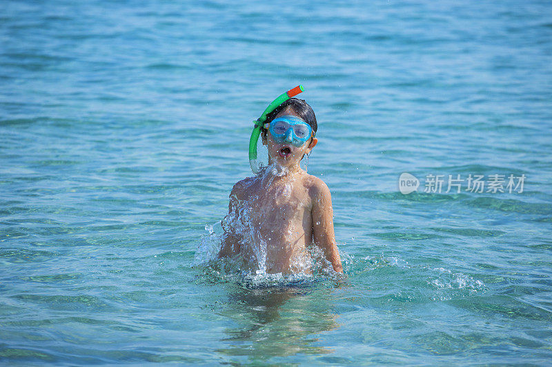 男孩海上浮潜穿着浮潜装备在海滩度假快乐的孩子们